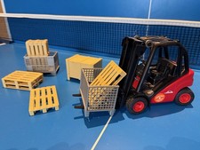 BRUDER Linde Gabelstapler H30D mit Anhängerkupplung + Zubehör,  ab 4 Jahren,