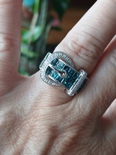 Bandring 14 Karat Weißgold mit blauen Diamanten im Princess-Schliff