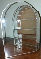 Kunstvolle Vitrine Hinter Glas