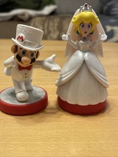 amiibo-Figuren von Mario und Prinzessin Peach in ihren Hochzeits-Outfits