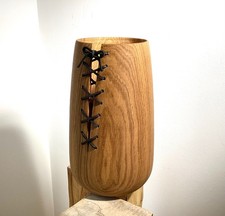 Vase oder Gefäß ist aus Eiche mit Lederschnürung. Höhe 33cm - Neu Handarbeit