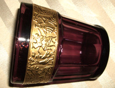 Antikes violettes Glas mit Reliefbordüre vergoldet - 9 cm x 6 cm