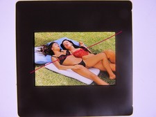 Akt Model Busen im Gras