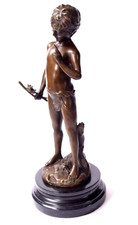 Bronzefigur Junge mit Vögeln