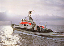 AK Postkarte Seenotkreuzer mit Tochterboot 23m Klasse Fritz Behrens DGzRS