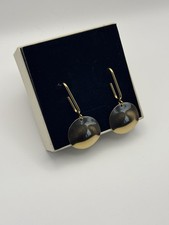 Goldene Ohrringe mit runden