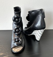 Luxuriöse Stiefelette von CHANEL - 37.5 - Logodetails - peep-toe ankle boots