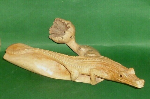 Geschnitztes krokodil - geschnitztes,