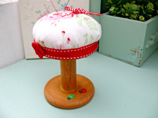 Nadelkissen mit Vintage Stoff  aus alter  Holzgarnspule von 1965 Rosali handmade