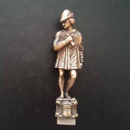Figur auf sockel mit - mit, linden