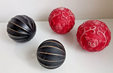4 dekorative Kugeln rot mit Rosenmuster 11cm + braun mit Spaltenmuster 9+11,5cm