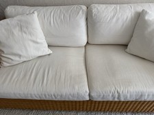 Rattan-Couch mit weißen Sitz- und Rückenkissen – natürlich & elegant