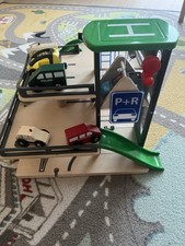 Parkhaus aus Holz mit Aufzug inclusive Autos 