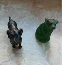 Hundefiguren aus Keramik und