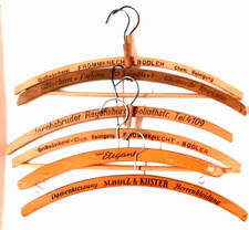 Holz-Kleiderbügel mit