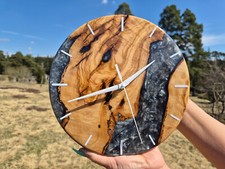 Wanduhr aus Olivenholz mit Silber Epoxidharz 