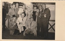 Foto AK Personen mit Eisbär Kostüm Polarbär Firma Krebber Duisburg 1950