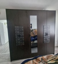 Möbelset Aus Kleiderschrank Vitrinenschrank und Kommode | Holz Braun