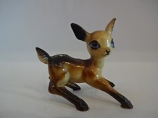 Alte Vitrinen Deko Figur 70er Jahre / Sitzendes Rehkitz " Farbvariante 3