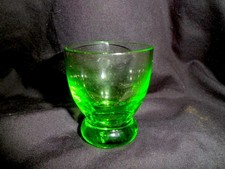 Art Deco Schnapsbecher aus leuchtend grünen Glas um 1930 aus Omas Nachlass