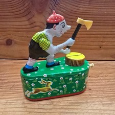 DDR /Ungarn Blech Spardose Sparbüchse Holzhacker  Blech Spielzeug.