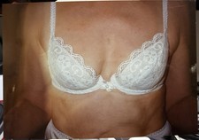 Vintage Kunstfoto 9x13 cm – Alte Frau auf Bett, Fujicolor Papier