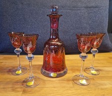 4 Rubin Kristallgläser mit Karaffe, handgeschliffen, unbeschädigt
