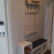 Weiße Garderobe aus Holz im