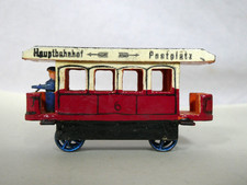 altes Erzgebirge Spielzeug: rote Strassenbahn - tram