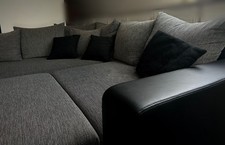 Graues Sofa mit Schlaffunktion & Kissen, L-Sofa und BigSofa, mobiler Hocker