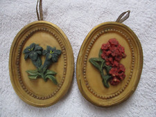 2 Wachsbilder mit Blumenmotiven, 1 x Enzian und 1 x Alpenrose 10 cm hoch 80. Jah