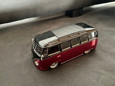 Maisto VW Bus Van Samba, 15 cm lang, schwarz-rot