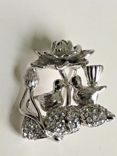 Vintage-Brosche. Blume und Vögel.  Größe: 3 x 2,8 cm.