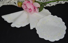 5 zarte Leinen-Deckchen, Schatten-Stickerei, Handarbeit Blütenkranz 18 cm