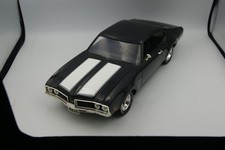 1:18 Oldsmobile 442 schwarz mit weißen Stripes Sondermodell