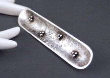 Alte Handarbeit Stabbrosche Brosche Floral ziseliert Kugeln Kügelchen 900 Silber