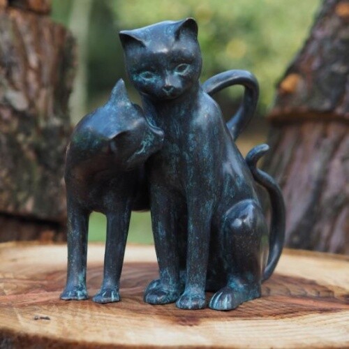 Bronzefigur zwei schmusende