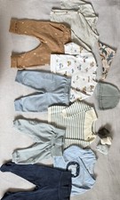 EINE TÜTE MIT  BABY KLEIDUNG