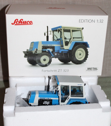 Schuco traktor - 1:32,