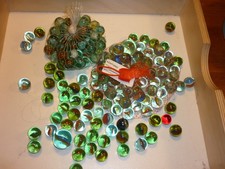 Dose mit Glasmurmeln Klicker