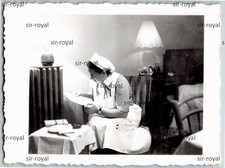 DRK Krankenschwester liest