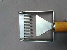 Apisfarm-Entdeckelungshobel-En