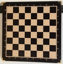 Großes Schachbrett mit schönen Figuren, sehr guter Zustand