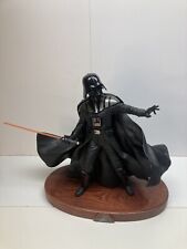 Star Wars Darth Vader Statue Figur auf Holzsockel mit beleuchteten Laserschwert