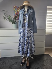 Maxikleid maritim ausgestellt