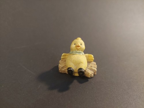 Küken mit schal auf baumstamm - schal,