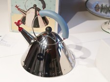 NEU:  ALESSI Wasserkessel Flötenkessel mit roter Vogelpfeife blauer Griff 9093