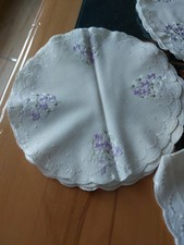 Set aus verschiedenen Deckchen und Tischdecke mit zart lila Blümchen 