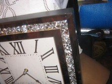 Grosse Wanduhr mit sehr schöner zier optik und römische zahlen