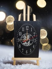 Wanduhr auf Schieferplatte"